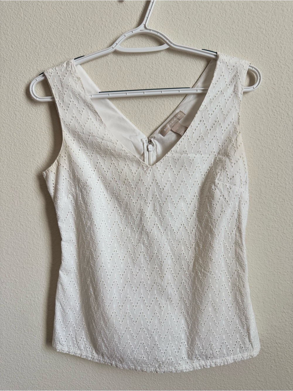 Banana Republic White Eyelet V-Neck Sleeveless Camisole- Size 0
